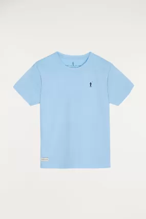 Camiseta azul celeste con pequeño logo bordado