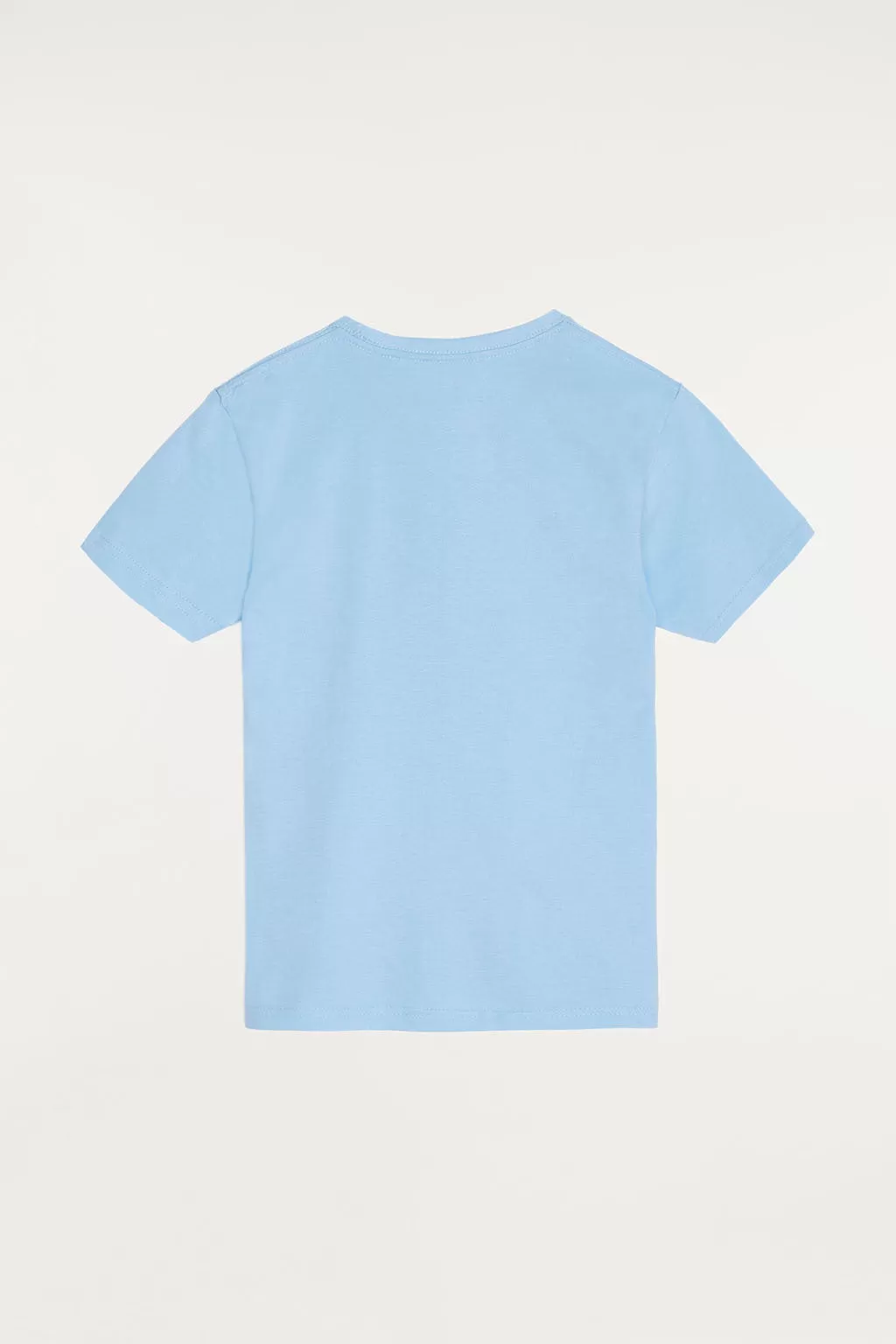 Camiseta azul celeste con pequeño logo bordado