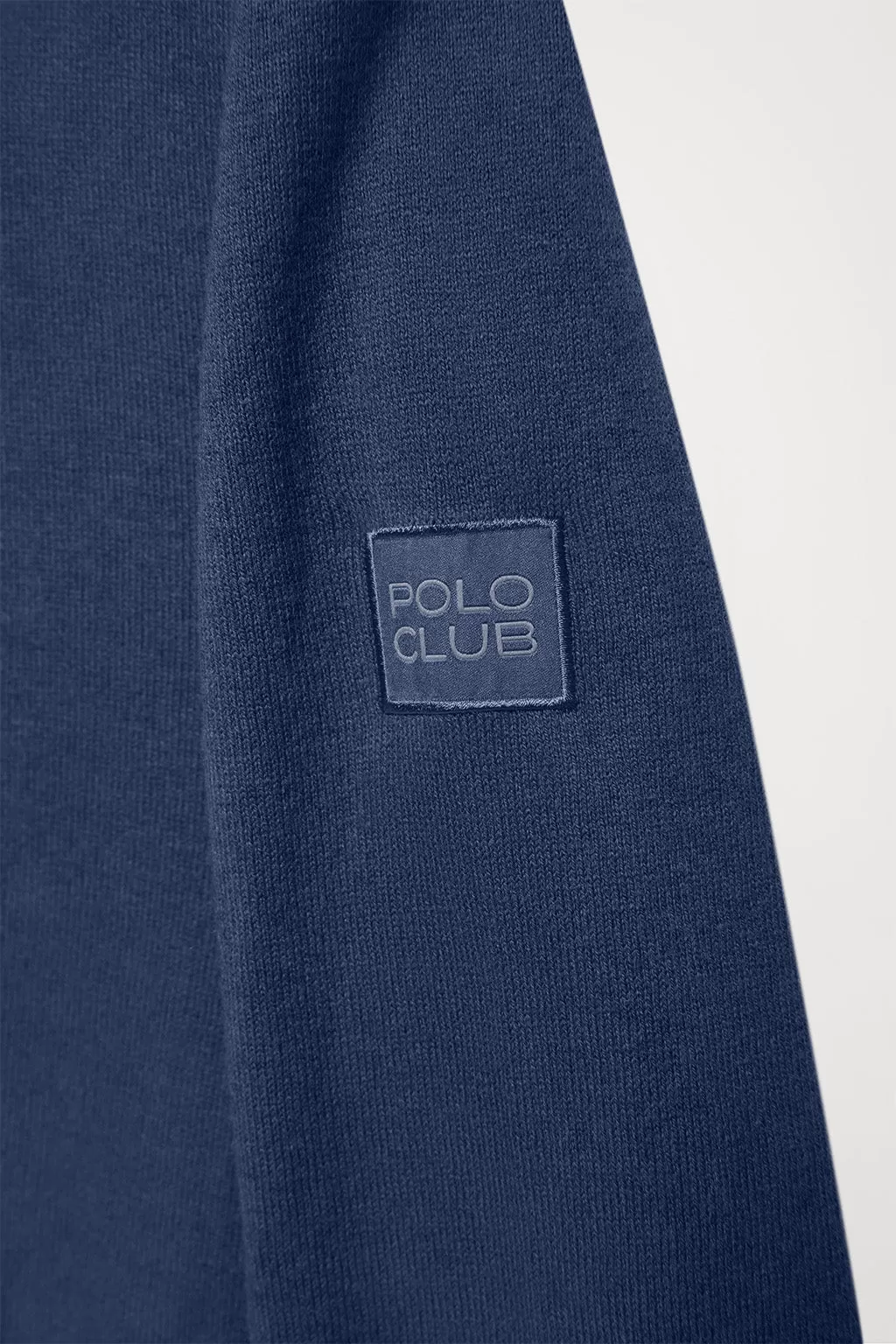 Cárdigan de cashmere azul denim con cremallera y logo en la manga