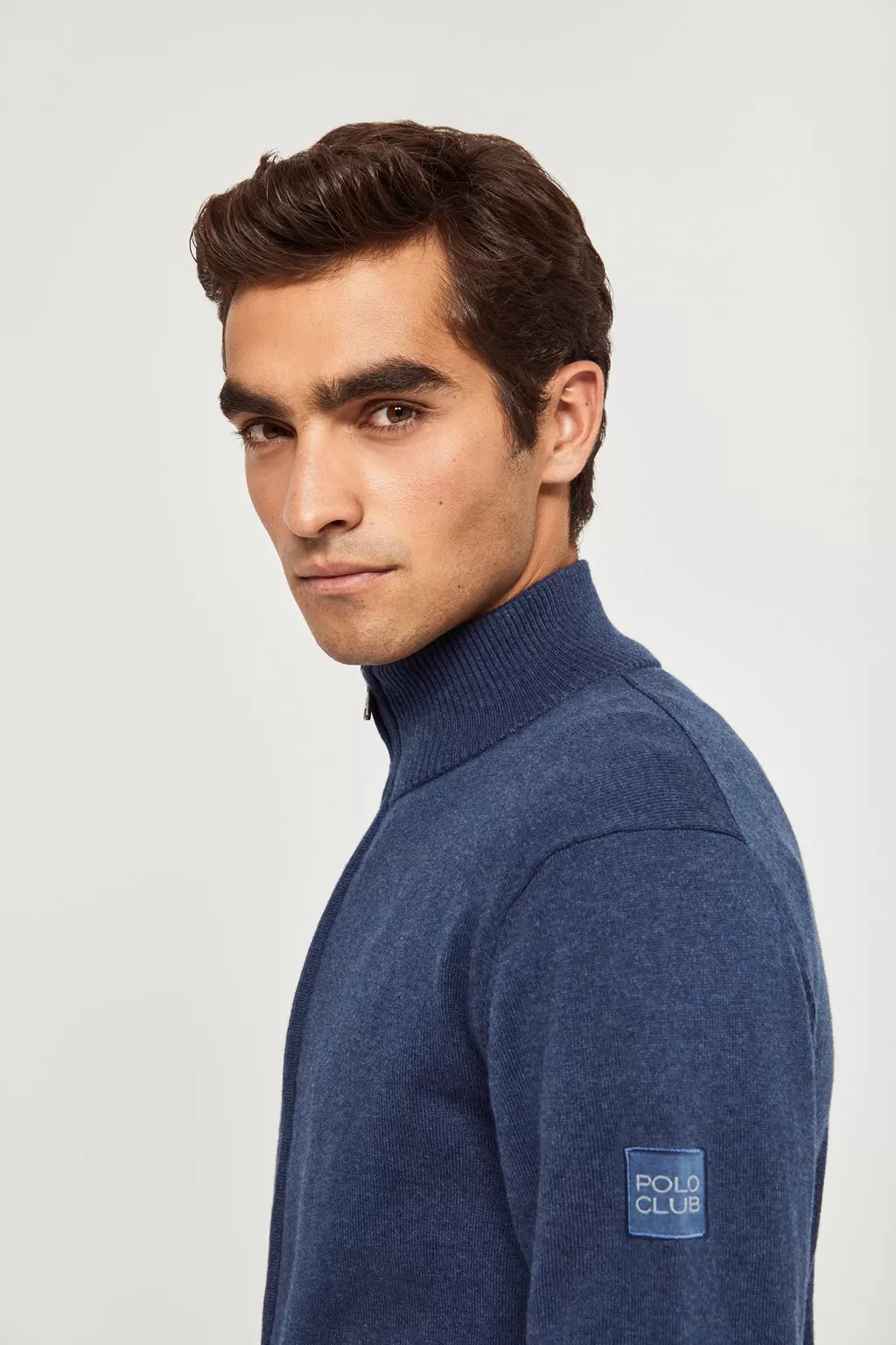 Cárdigan de cashmere azul denim con cremallera y logo en la manga