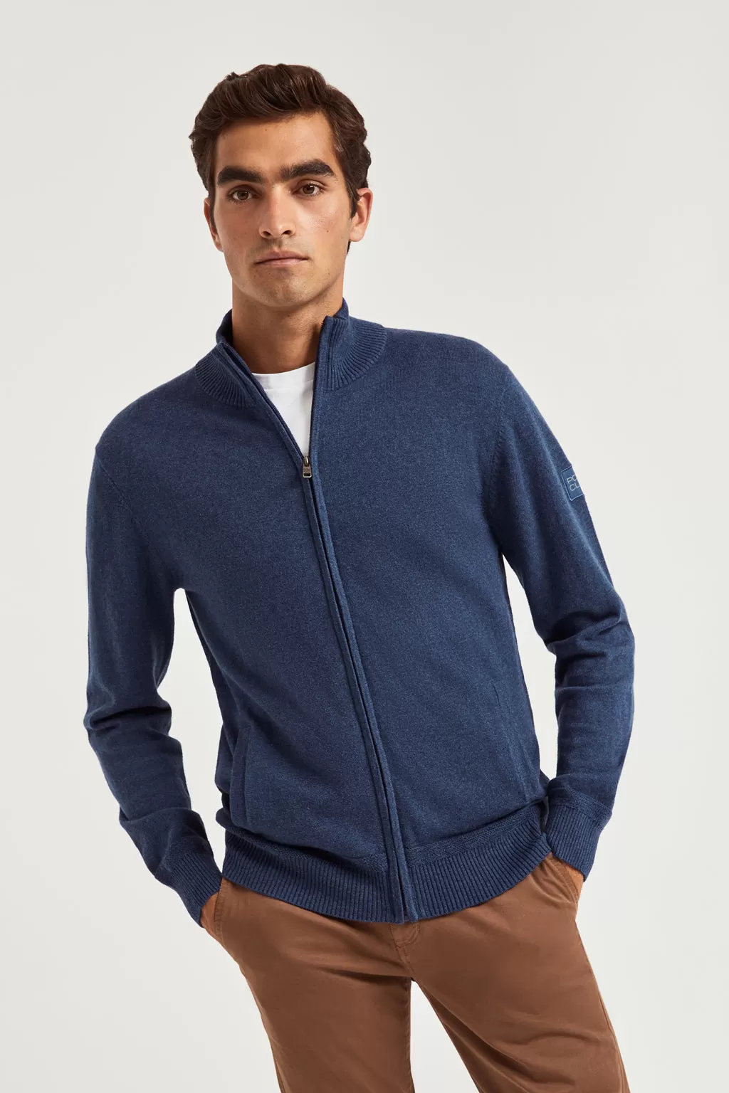 Cárdigan de cashmere azul denim con cremallera y logo en la manga