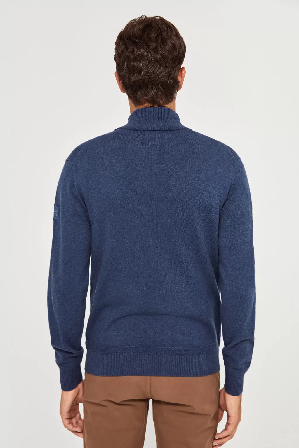 Cárdigan de cashmere azul denim con cremallera y logo en la manga