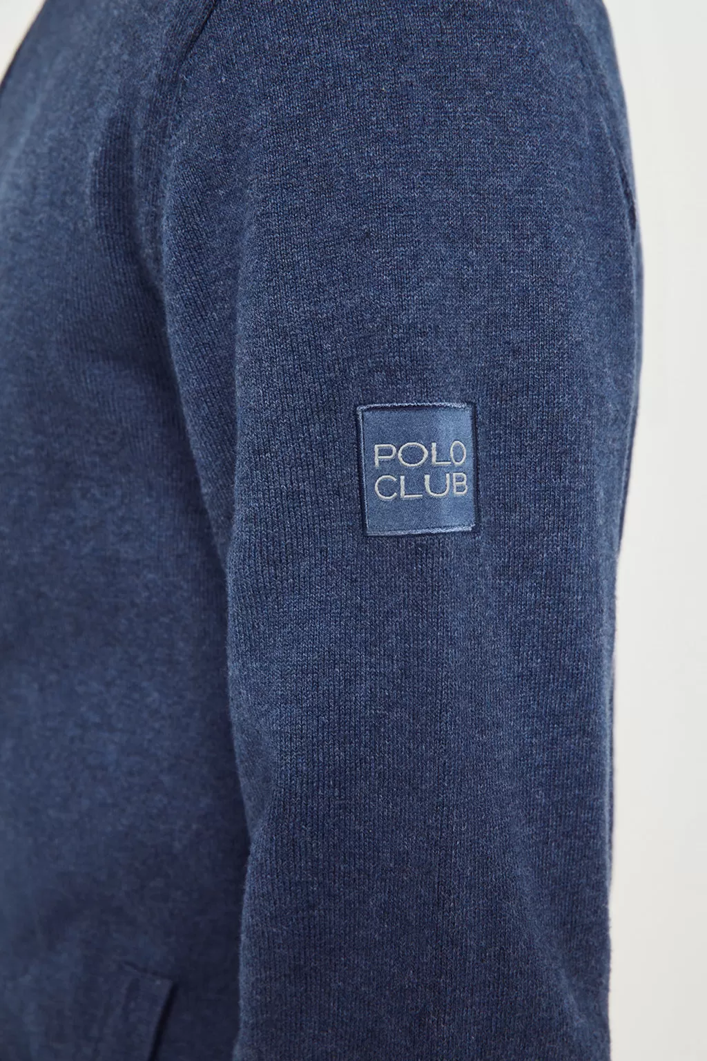 Cárdigan de cashmere azul denim con cremallera y logo en la manga