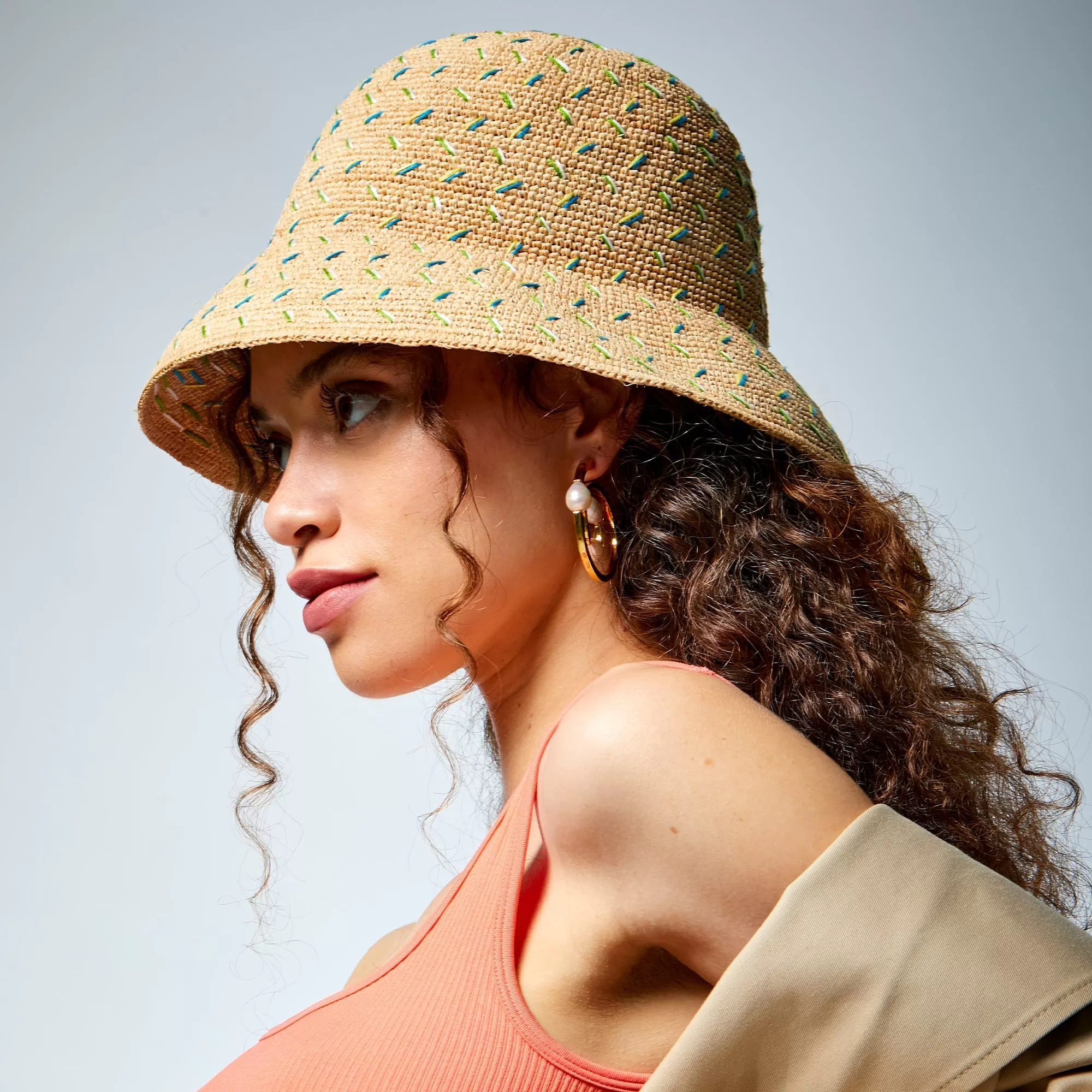 SAND FLECK EMBROIDERED ROUND RAFFIA BUCKET HAT